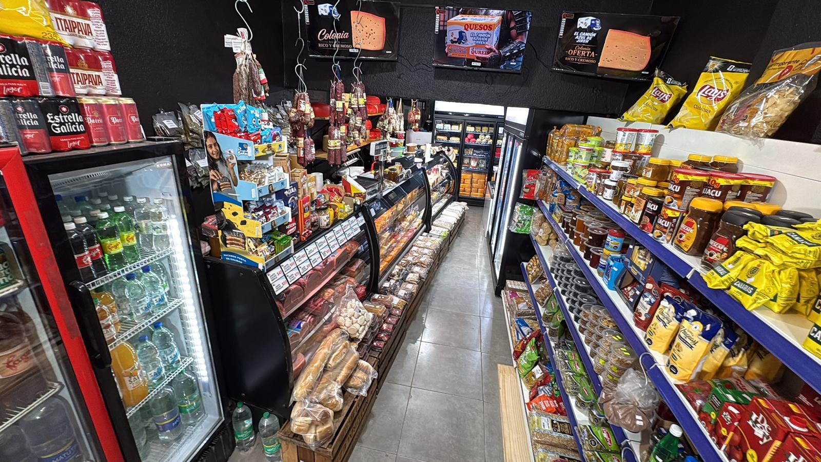Interior del Local 1 de El Camión Azul de Jireh